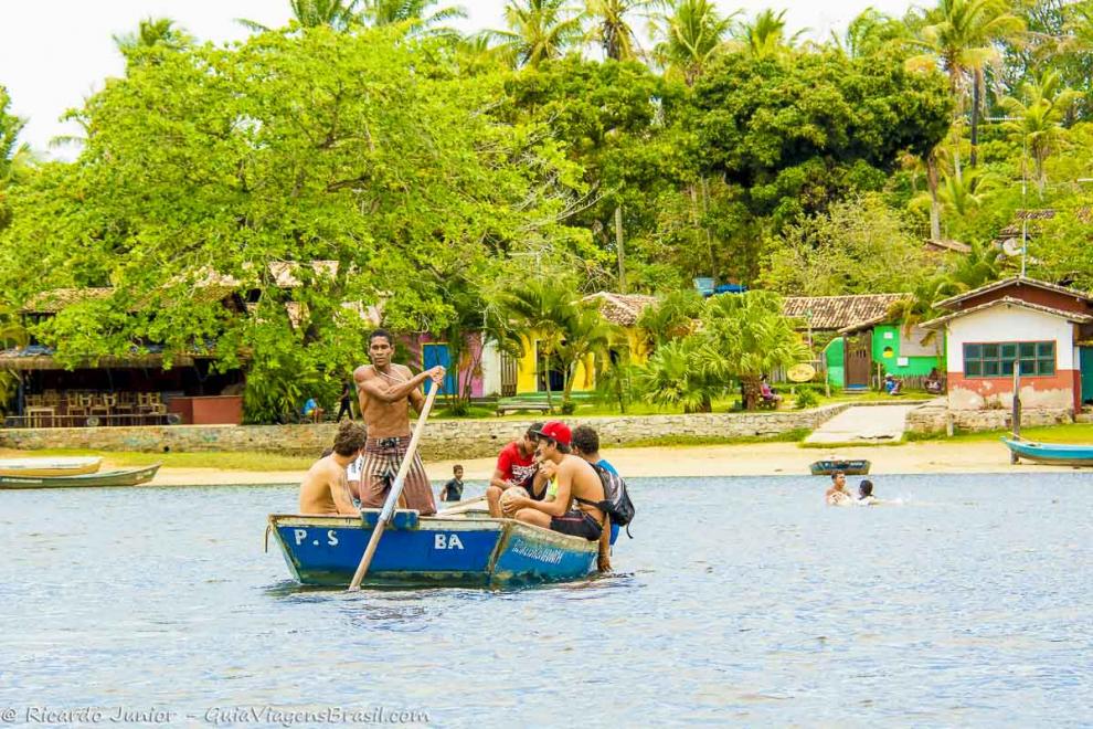 Imagem de estudantes no barco de pescador no rio Caraiva.